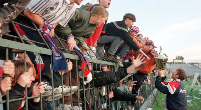 Poznan 14.06.98. W sobotê w Poznaniu odby³ siê mecz fina³owy o Puchar Polski pomiêdzy zespo³ami Amica Wronki i Aluminium Konin. N/z. Zbigniew Ma³achowski, kapitan Amiki z Pucharem Polski dziêkuje kibicom. Fot.PAP/CAF Remigiusz Sikora