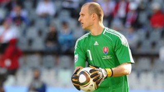 Slovakia's goalkeeper Jan Mucha handles the ball during the Group F first round 2010 World Cup football match Slovakia versus Paraguay on June 20, 2010 at Free State Stadium in Mangaung/Bloemfontein. NO PUSH TO MOBILE / MOBILE USE SOLELY WITHIN EDITORIAL ARTICLE - AFP PHOTO / VINCENZO PINTO