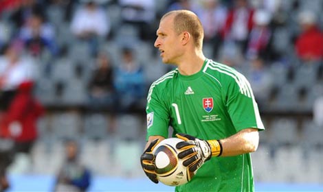 Slovakia's goalkeeper Jan Mucha handles the ball during the Group F first round 2010 World Cup football match Slovakia versus Paraguay on June 20, 2010 at Free State Stadium in Mangaung/Bloemfontein. NO PUSH TO MOBILE / MOBILE USE SOLELY WITHIN EDITORIAL ARTICLE - AFP PHOTO / VINCENZO PINTO